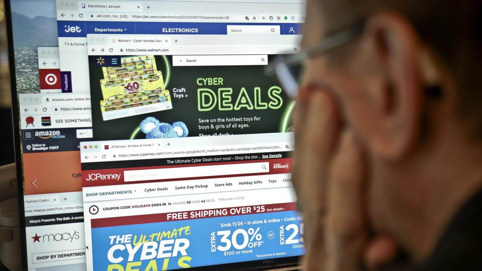 Seseorang sedang melihat layar laptop yang berisi tawaran penjualan online